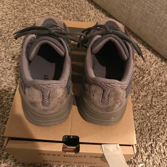 Adidas Yeezy Boost 700 Mauve - Picture 2 of 5